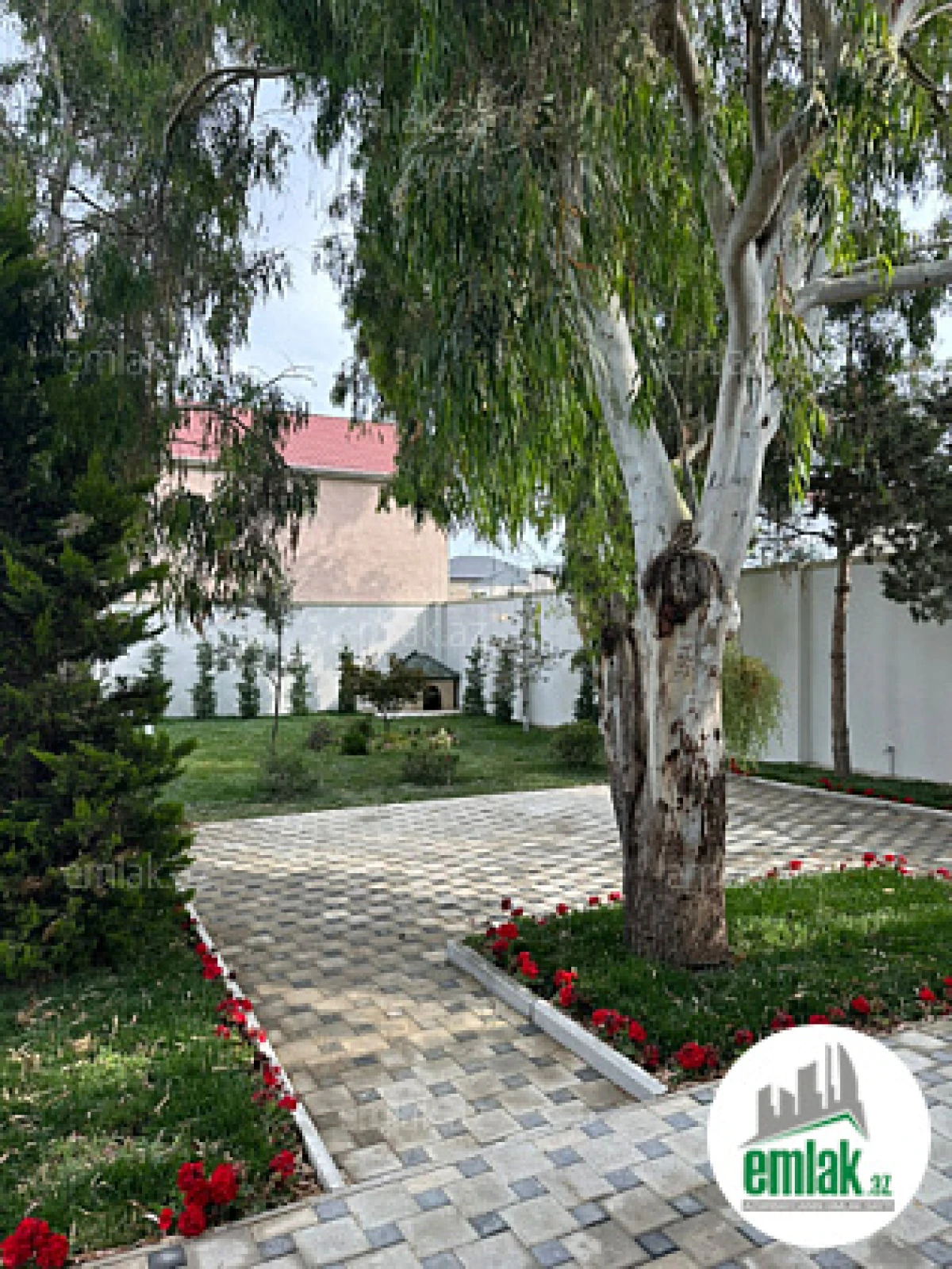 Satılır 6 otaqlı həyət evi 270 m²