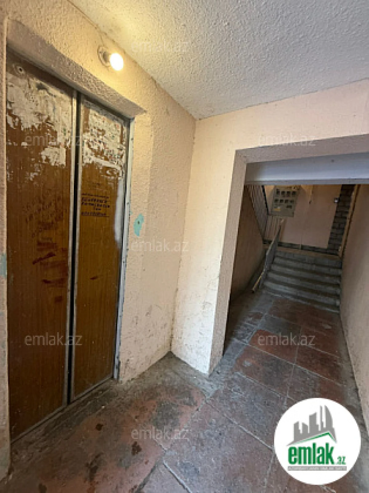 Satılır 2 otaqlı köhnə tikili 75 m²