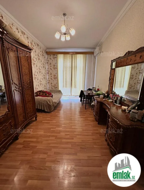 Satılır 2 otaqlı köhnə tikili 60 m²