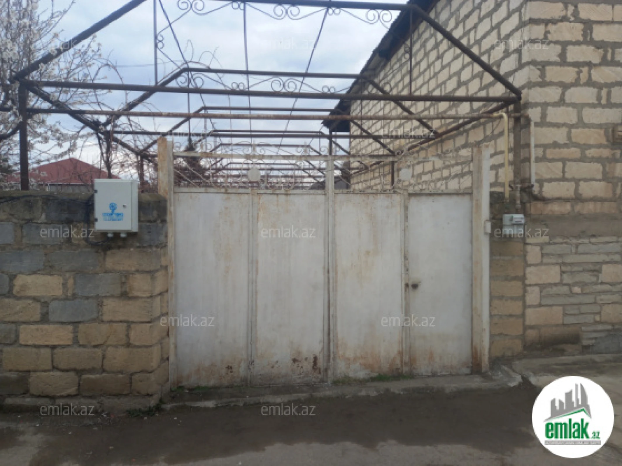 Satılır 8 otaqlı köhnə tikili 6 m²