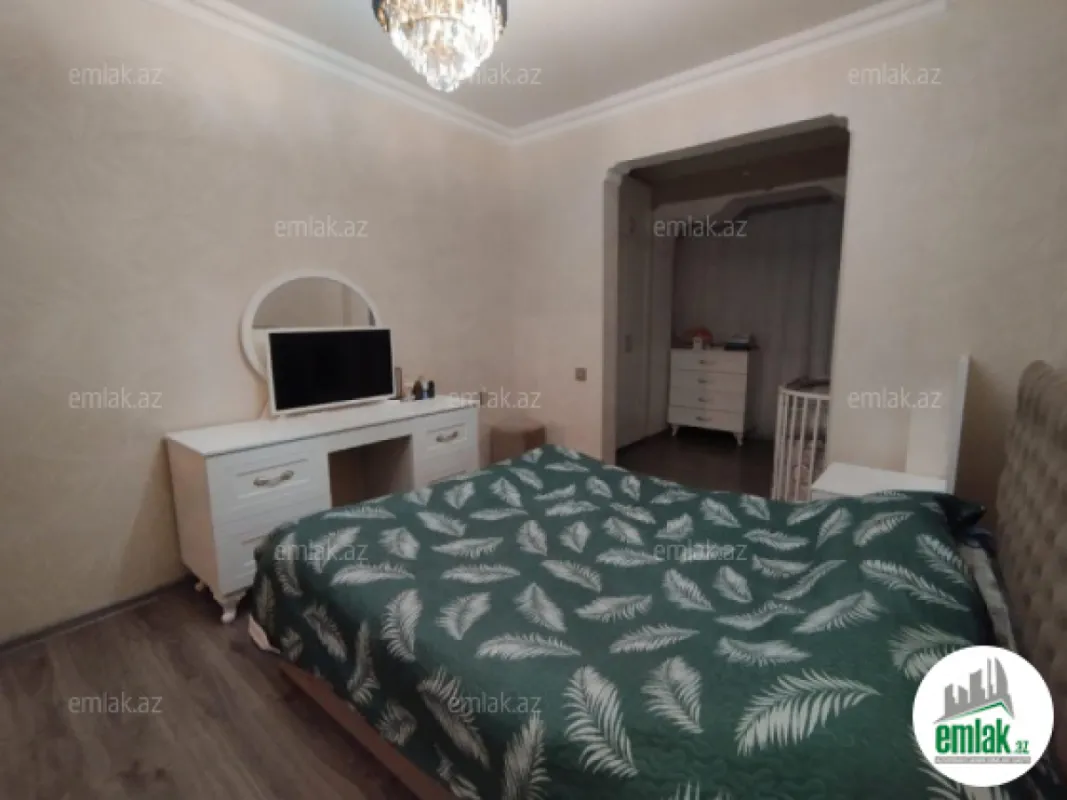 Satılır 4 otaqlı köhnə tikili 110 m²