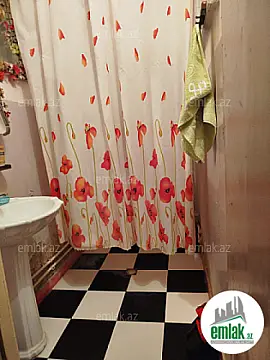 Satılır 5 otaqlı köhnə tikili 130 m²