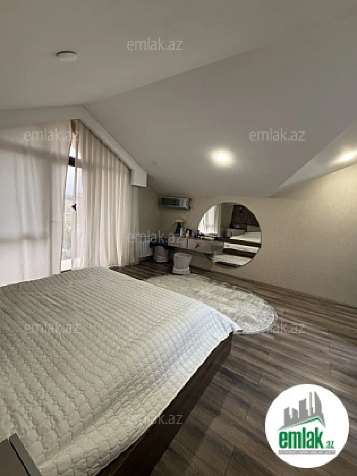 Satılır 7 otaqlı mənzil 220 m²