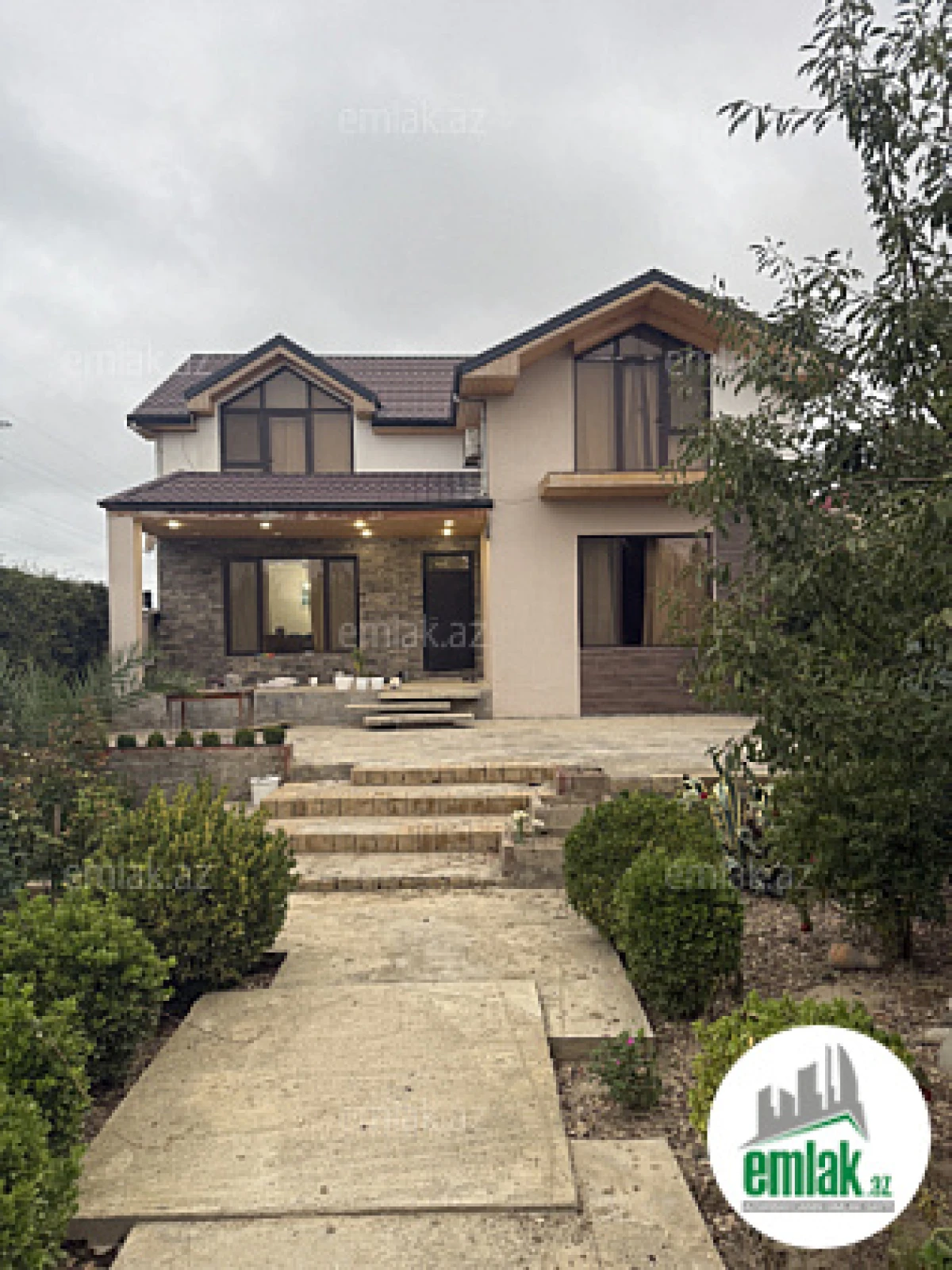 Satılır 7 otaqlı mənzil 220 m²