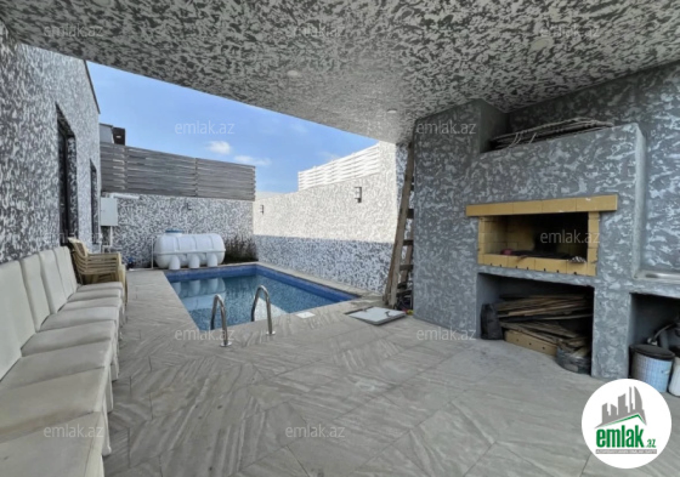 Satılır 4 otaqlı mənzil 140 m²