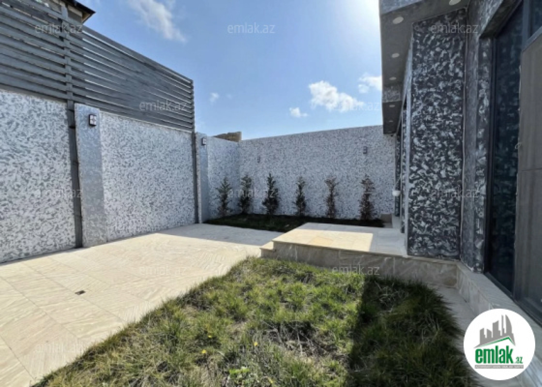 Satılır 4 otaqlı mənzil 140 m²