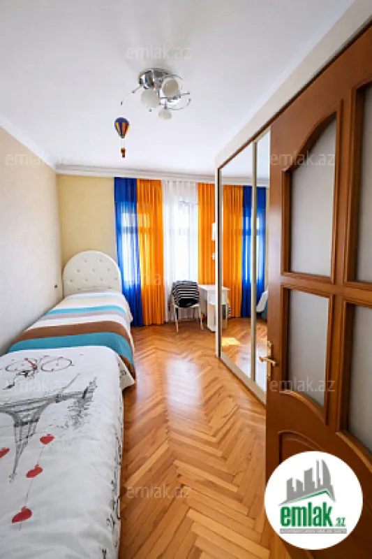 Satılır 4 otaqlı köhnə tikili 110 m²