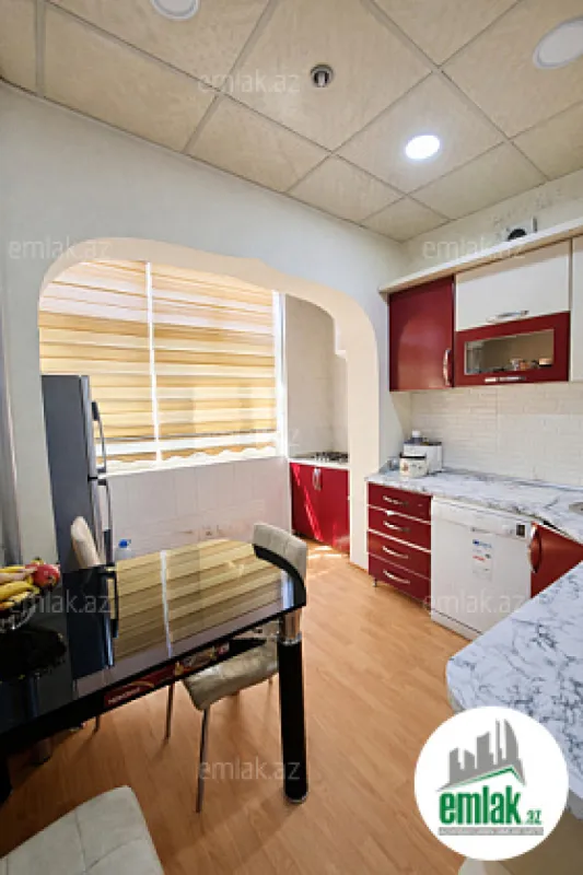 Satılır 4 otaqlı köhnə tikili 110 m²