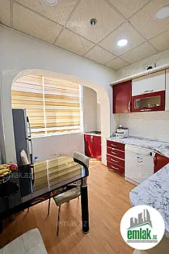 Satılır 4 otaqlı köhnə tikili 110 m²