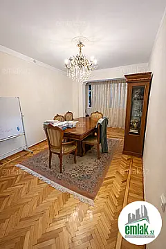 Satılır 4 otaqlı köhnə tikili 110 m²