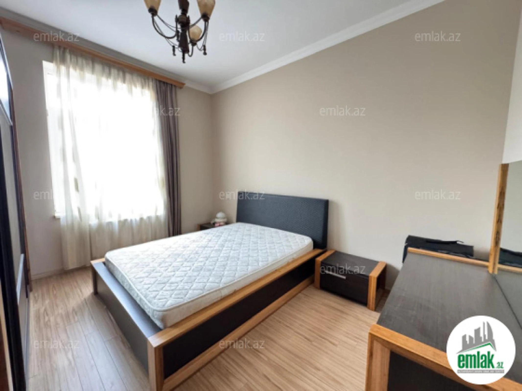 Satılır 4 otaqlı mənzil 200 m²