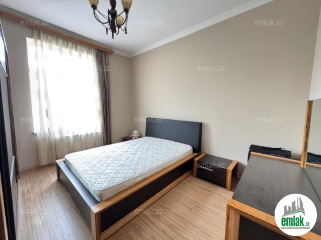 Satılır 4 otaqlı mənzil 200 m²