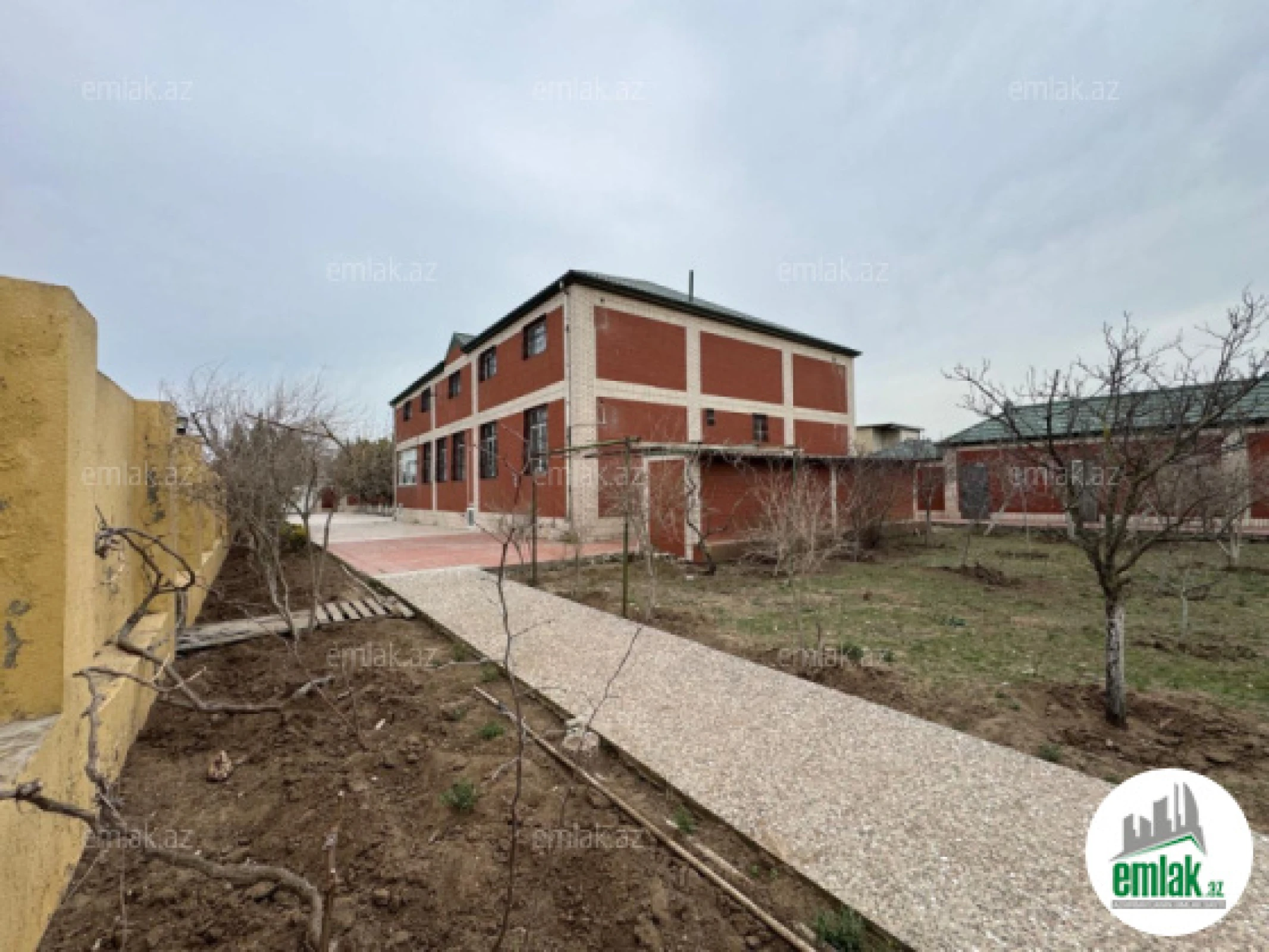 Satılır 4 otaqlı mənzil 200 m²