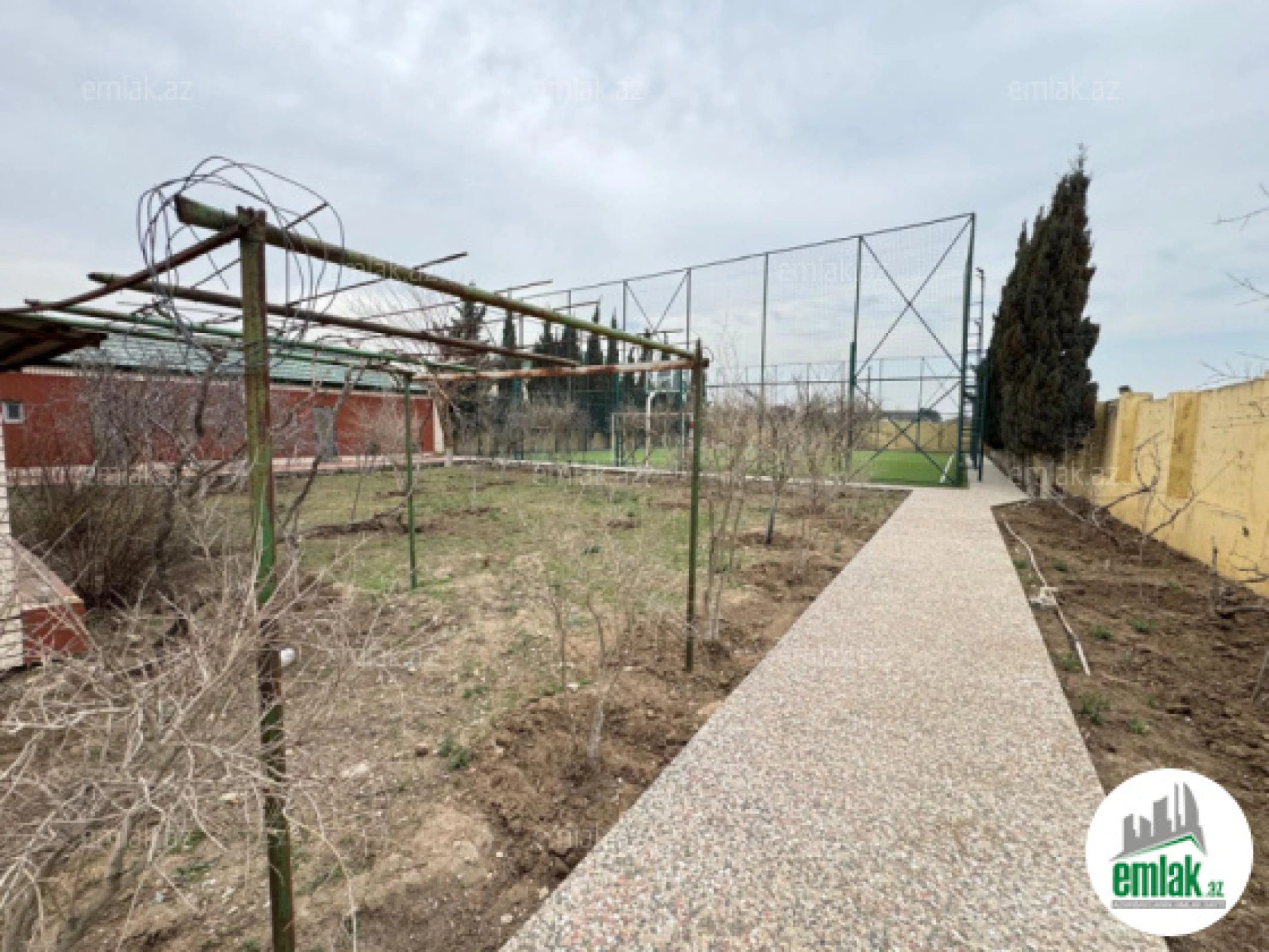 Satılır 4 otaqlı mənzil 200 m²