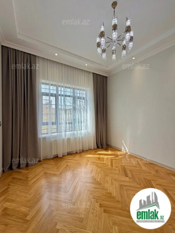 Satılır 7 otaqlı mənzil 600 m²