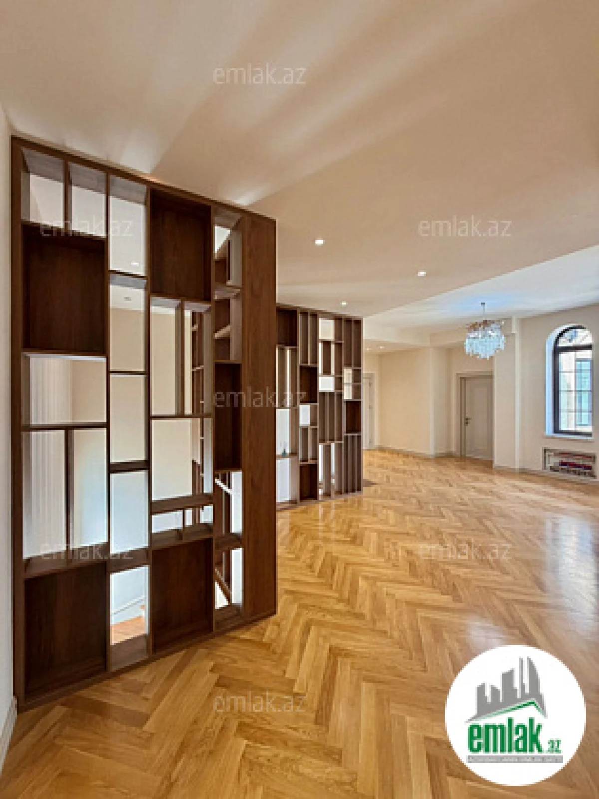 Satılır 7 otaqlı mənzil 600 m²