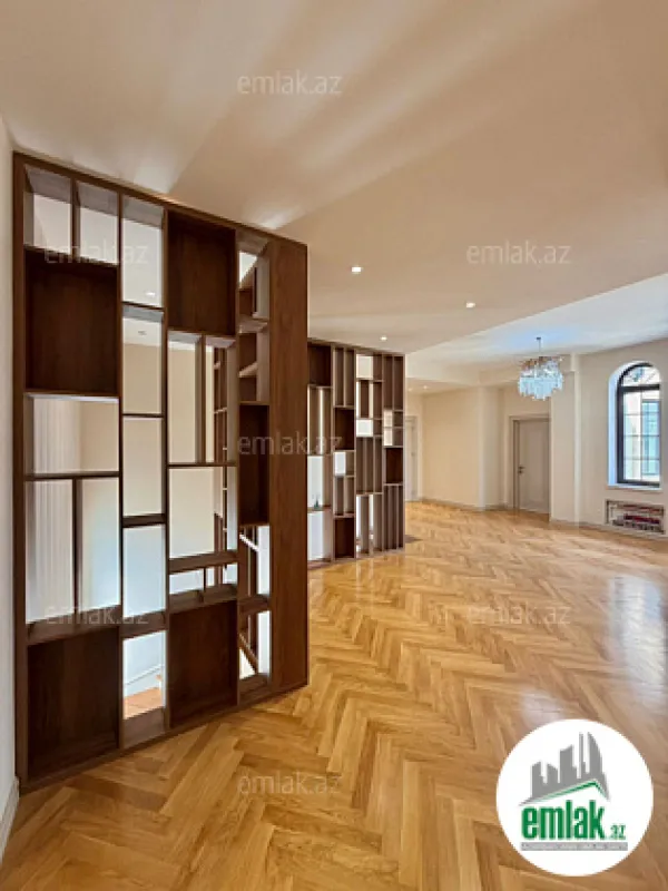 Satılır 7 otaqlı mənzil 600 m²