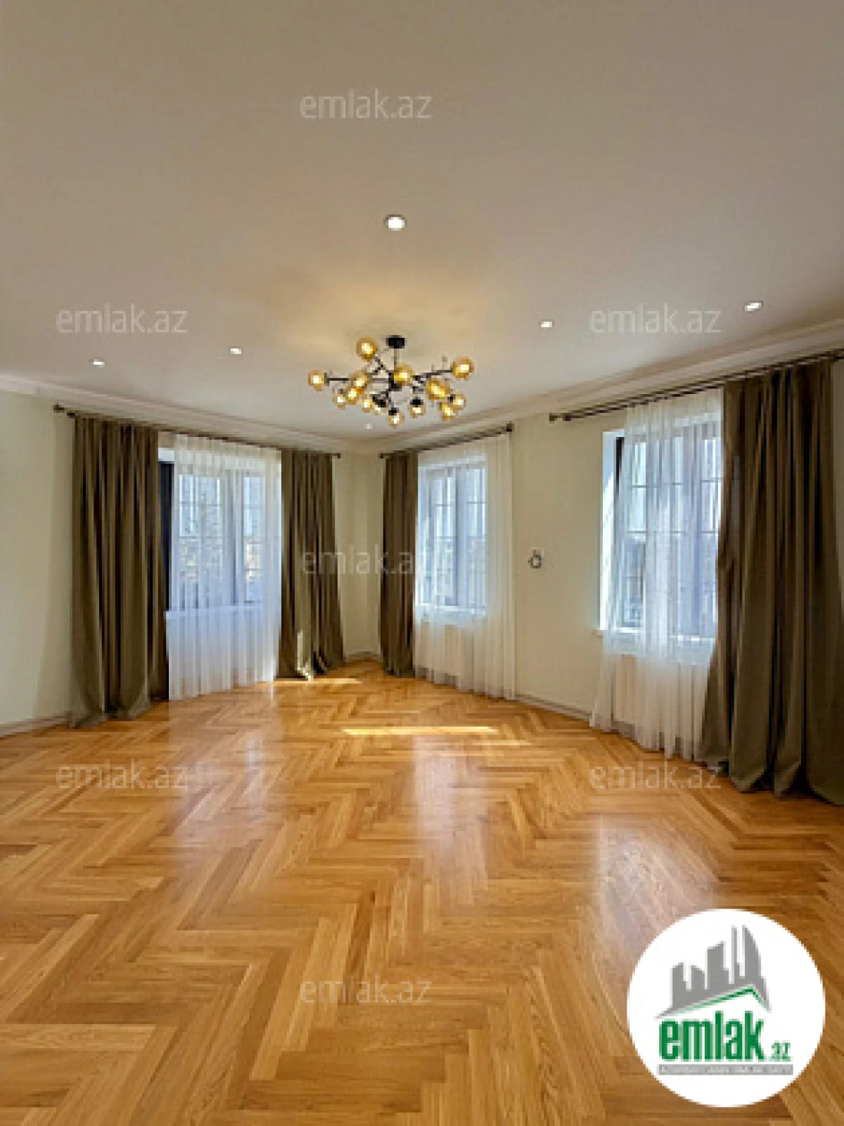 Satılır 7 otaqlı mənzil 600 m²