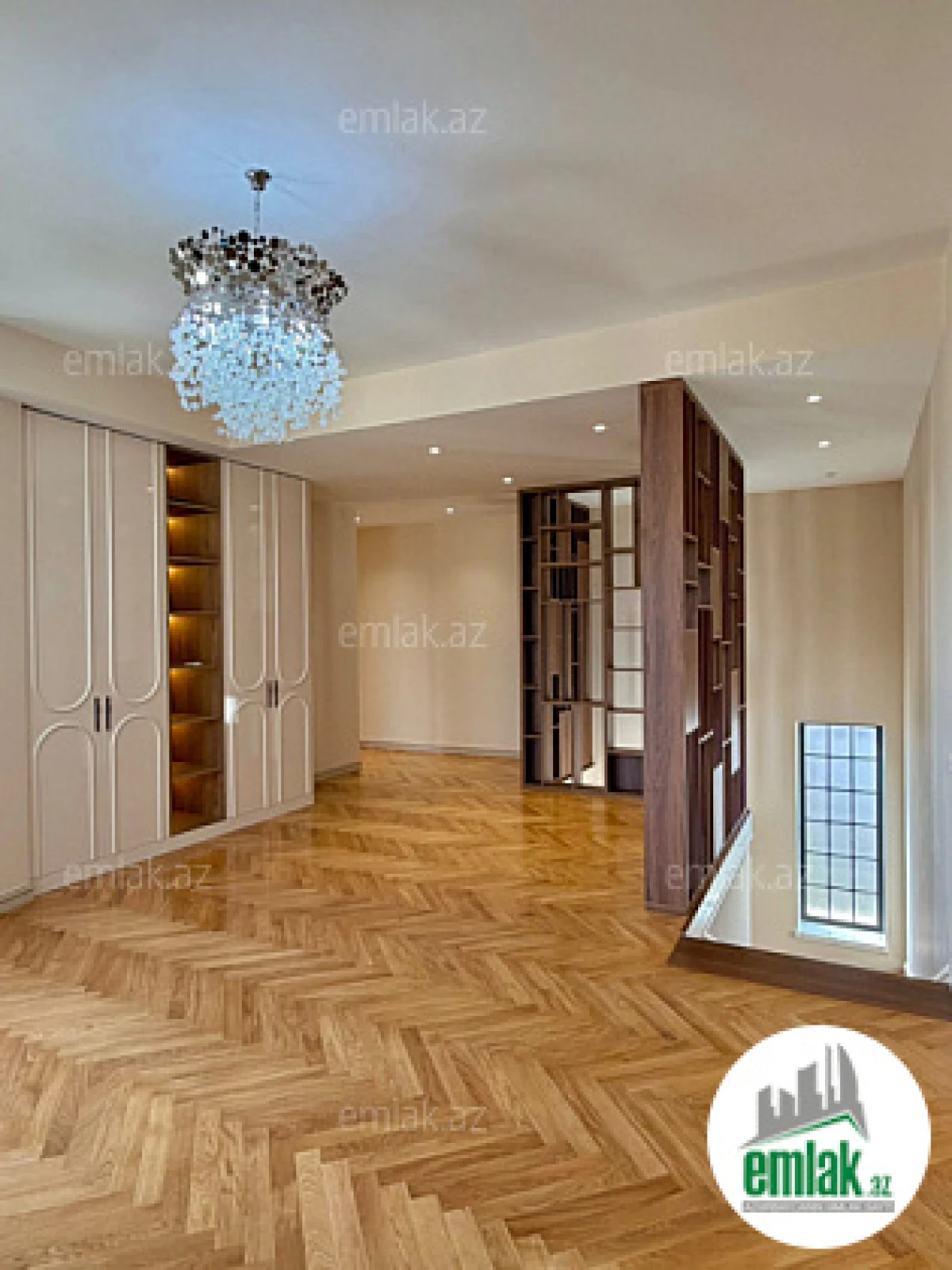 Satılır 7 otaqlı mənzil 600 m²