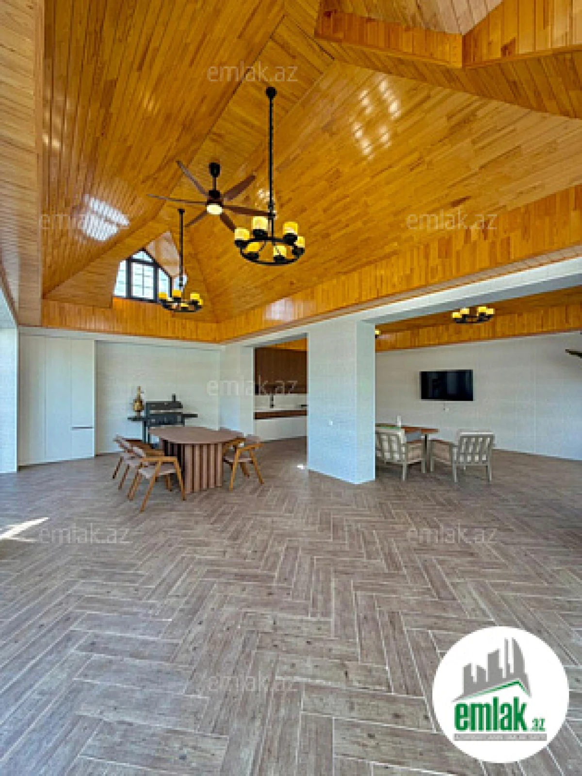 Satılır 7 otaqlı mənzil 600 m²