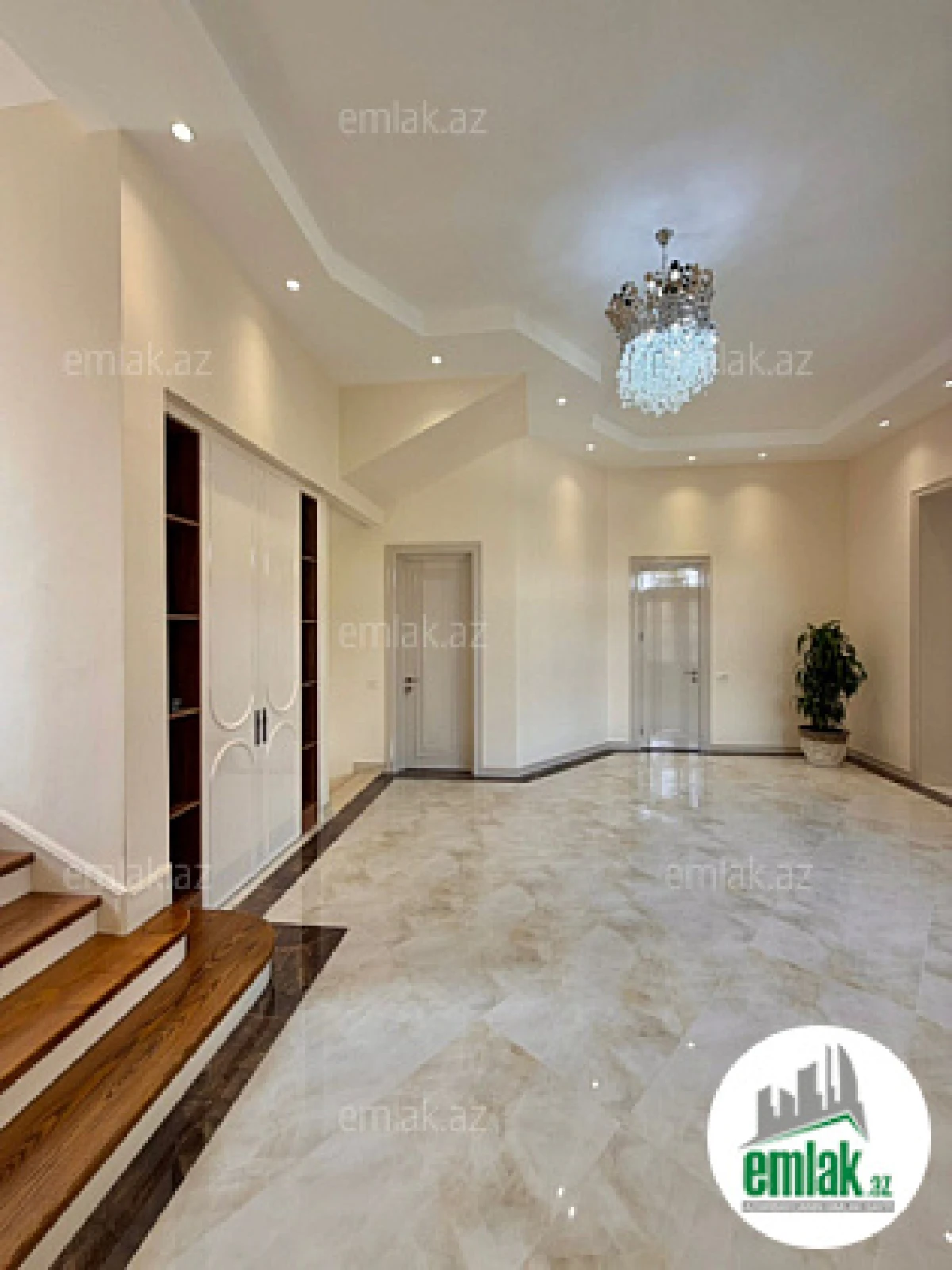 Satılır 7 otaqlı mənzil 600 m²