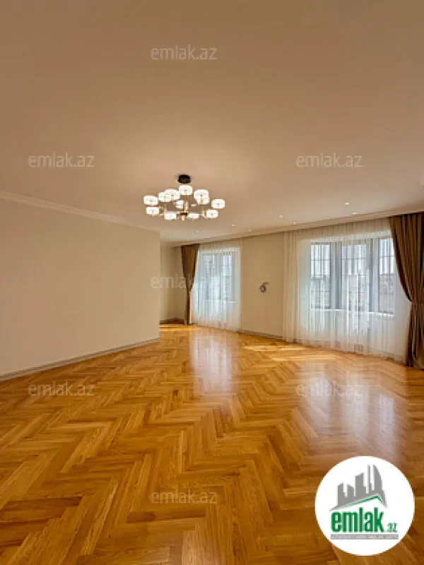 Satılır 7 otaqlı mənzil 600 m²