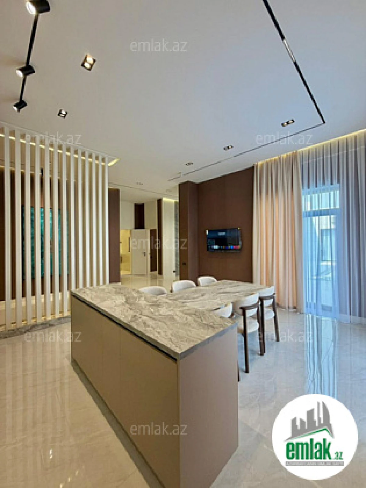 Satılır 5 otaqlı mənzil 270 m²