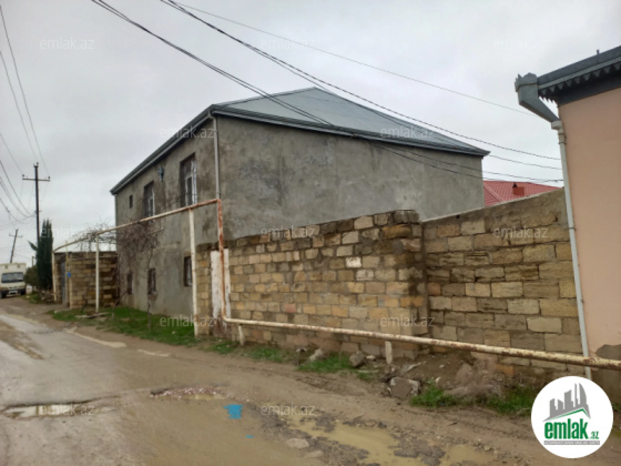 Satılır 9 otaqlı həyət evi 215 m²