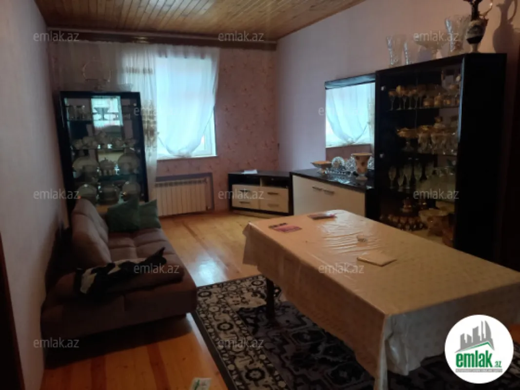 Satılır 9 otaqlı həyət evi 215 m²