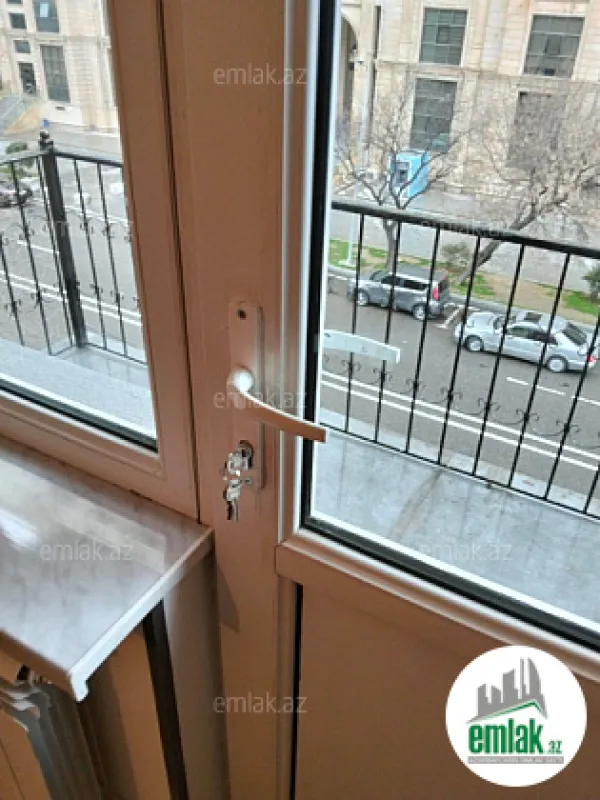 Satılır 3 otaqlı köhnə tikili 75 m²