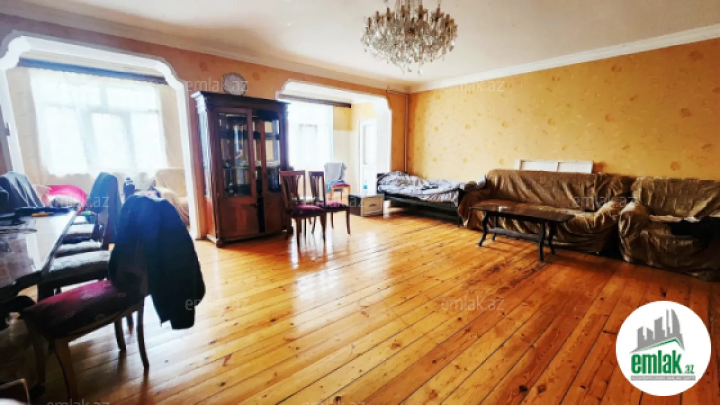 Satılır 4 otaqlı köhnə tikili 110 m²