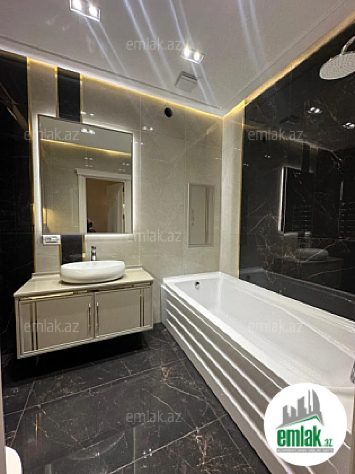 Satılır 4 otaqlı yeni tikili 240 m²