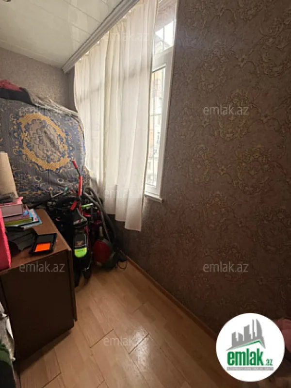 Satılır 4 otaqlı köhnə tikili 110 m²