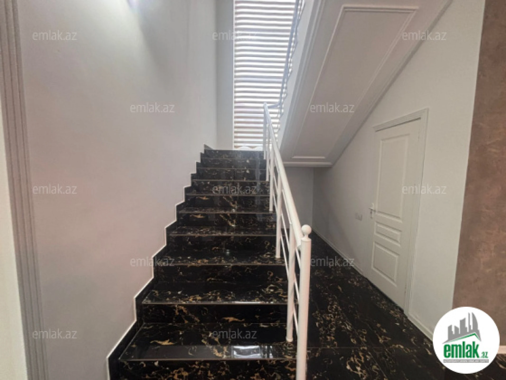 Satılır 4 otaqlı həyət evi 330 m²