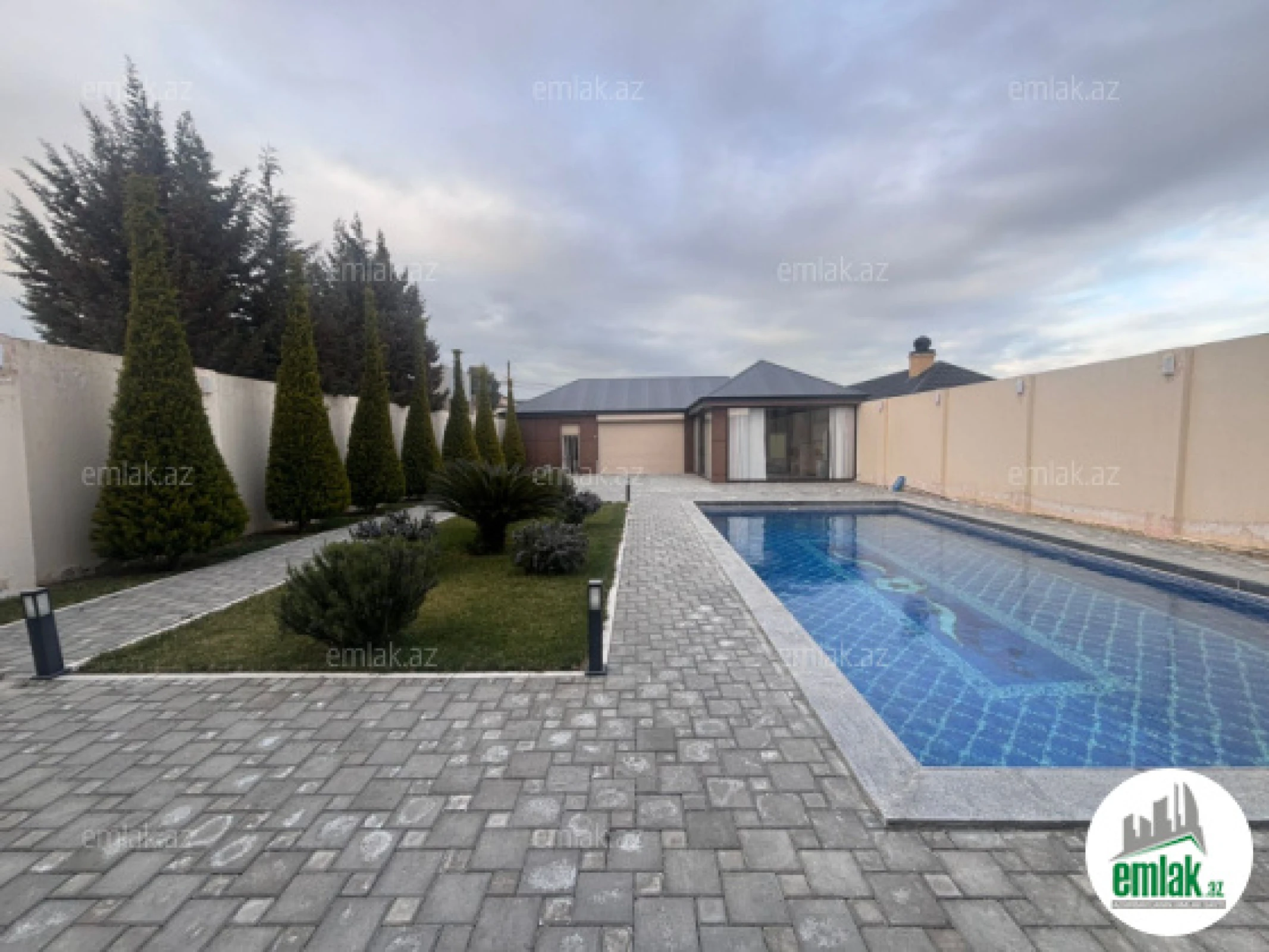 Satılır 4 otaqlı həyət evi 330 m²