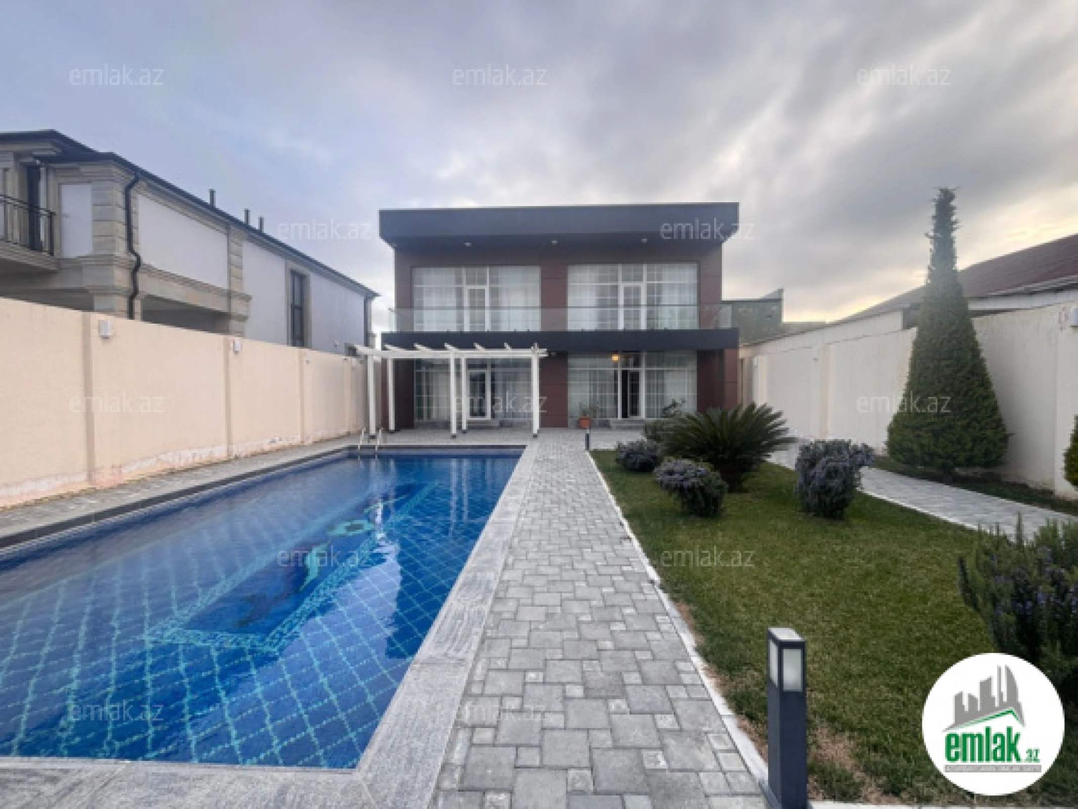 Satılır 4 otaqlı həyət evi 330 m²