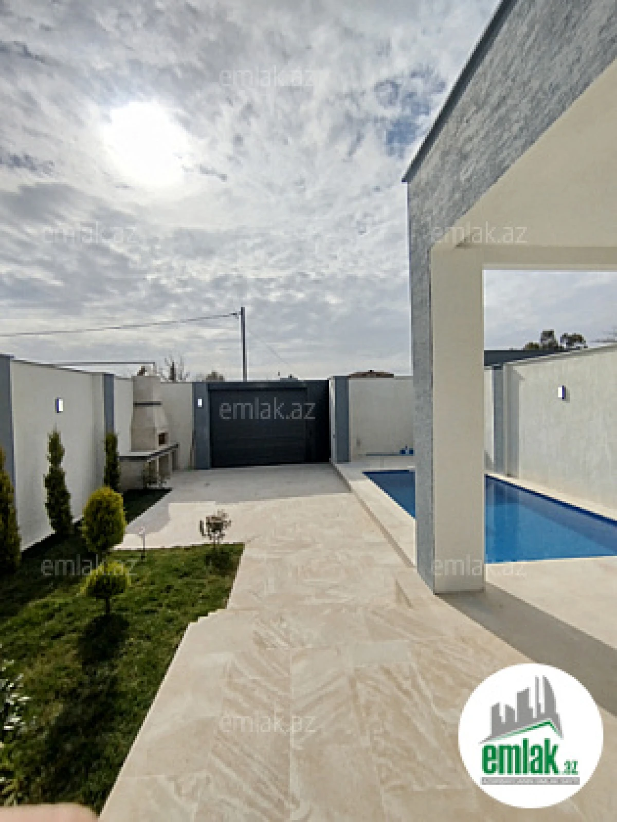 Satılır 4 otaqlı mənzil 140 m²