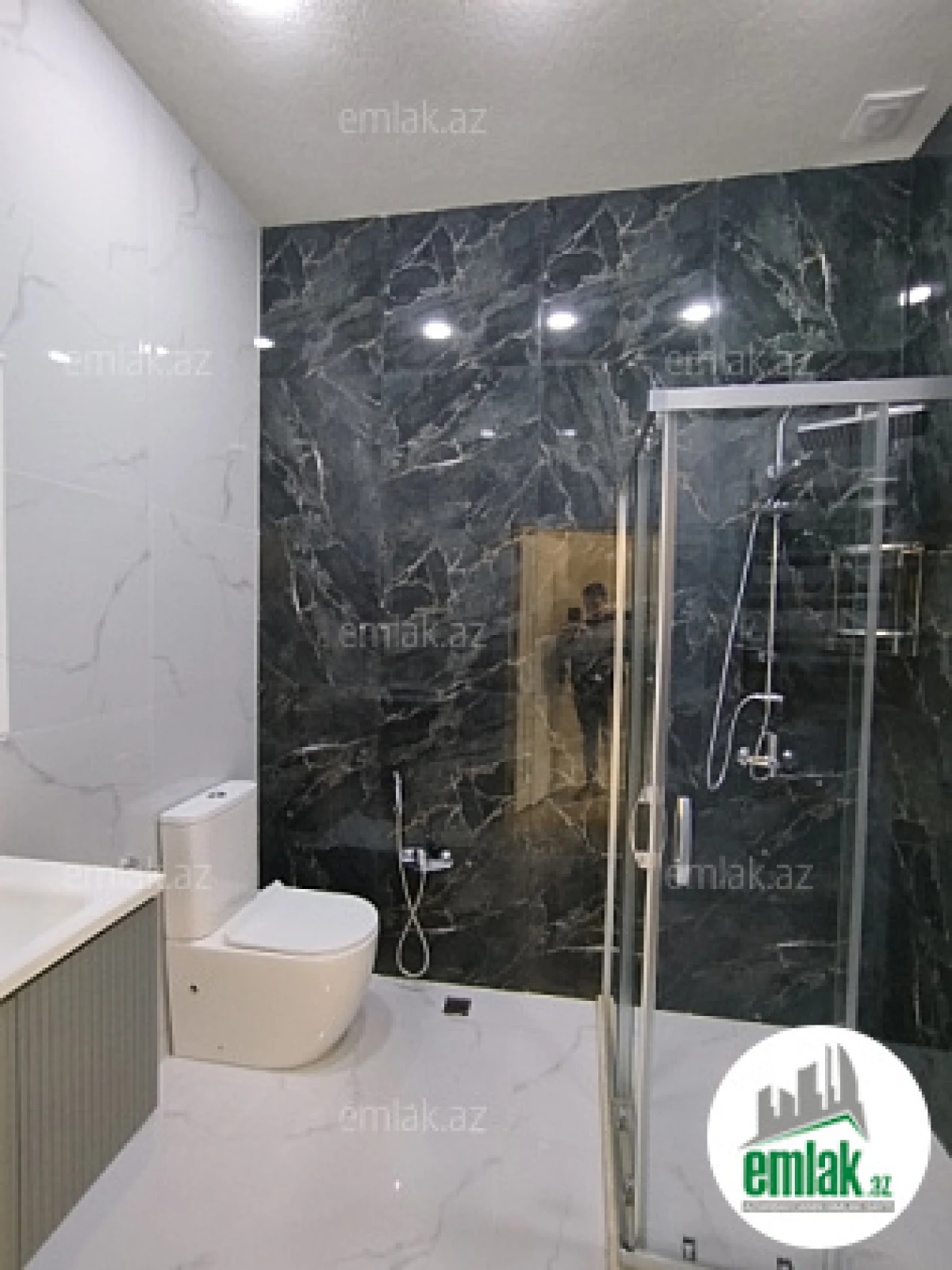 Satılır 4 otaqlı mənzil 140 m²