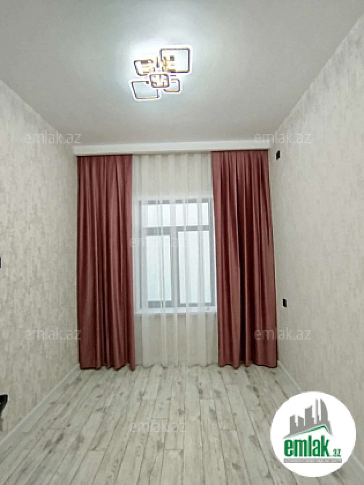 Satılır 4 otaqlı mənzil 140 m²