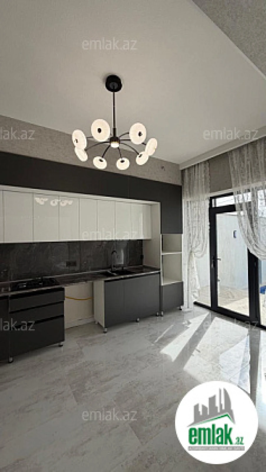 Satılır 4 otaqlı mənzil 140 m²