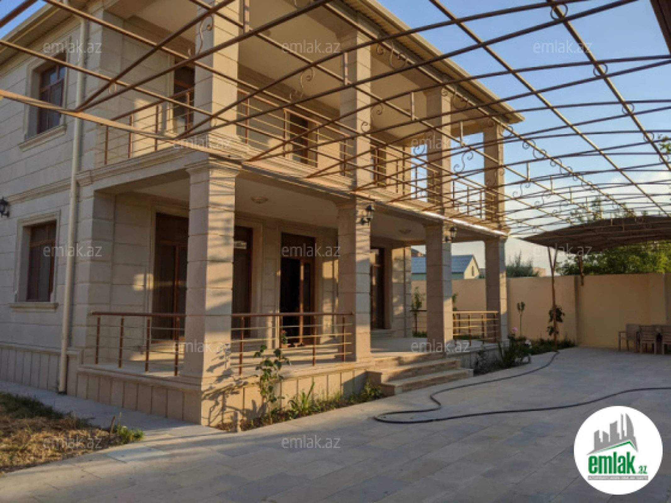 Satılır 6 otaqlı həyət evi 240 m²