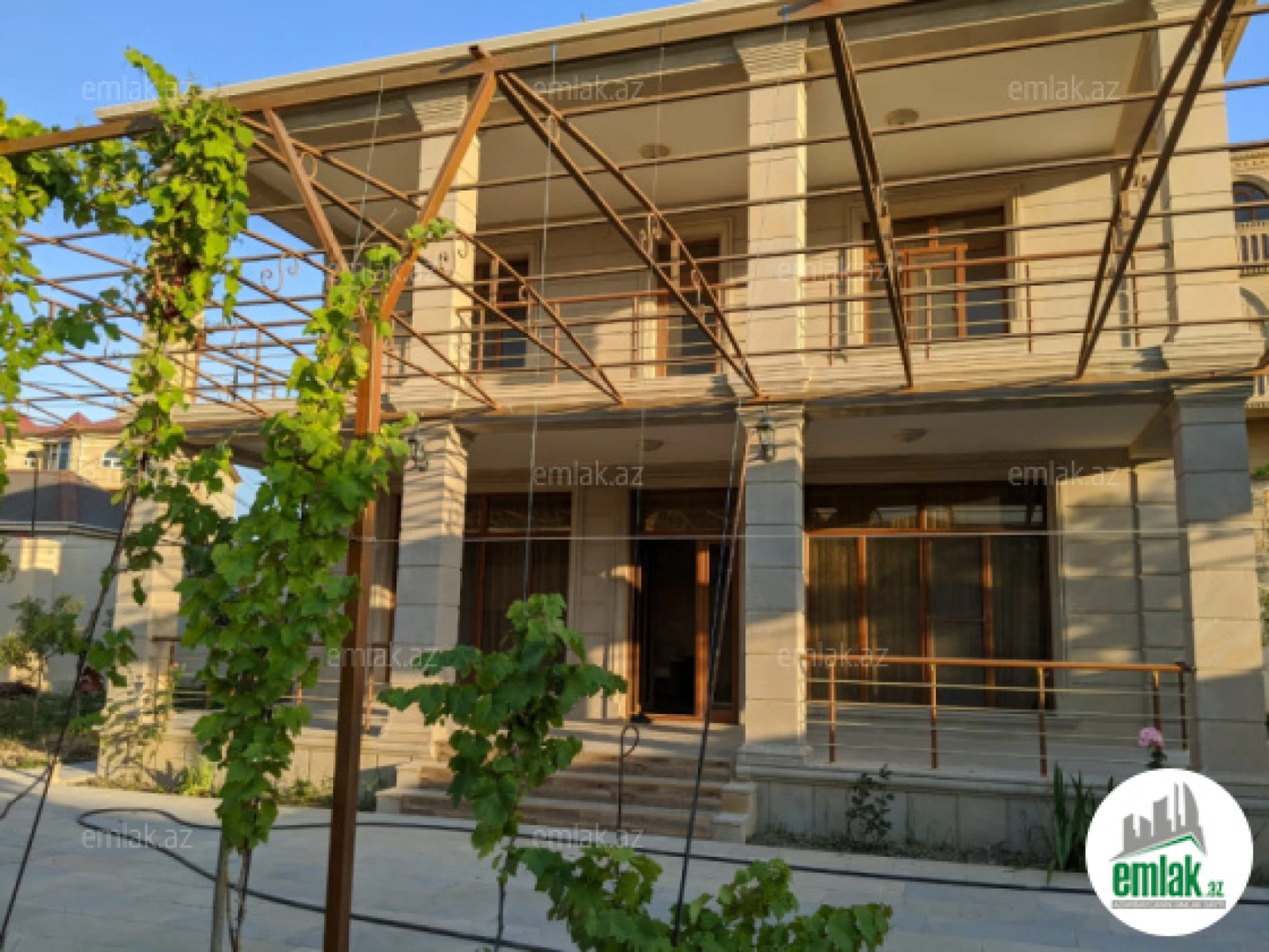 Satılır 6 otaqlı həyət evi 240 m²
