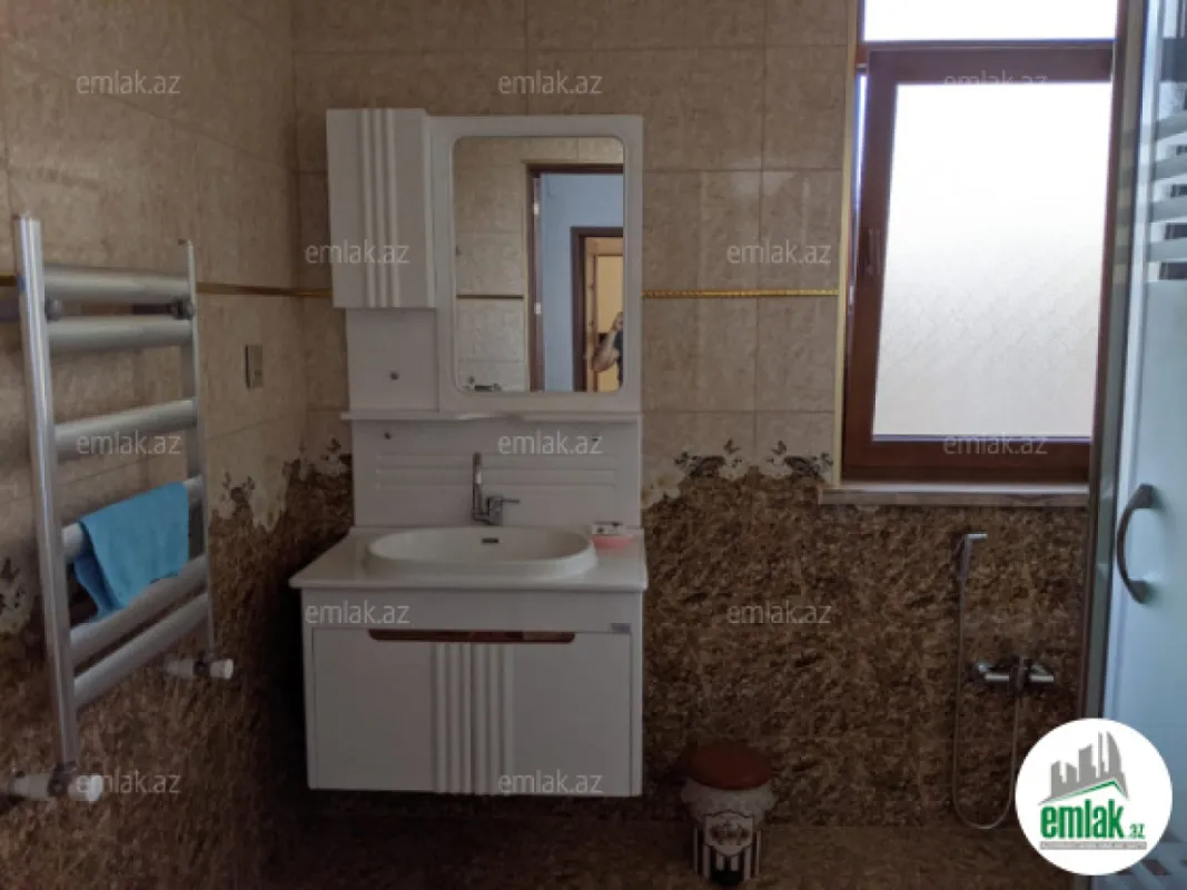 Satılır 6 otaqlı həyət evi 240 m²