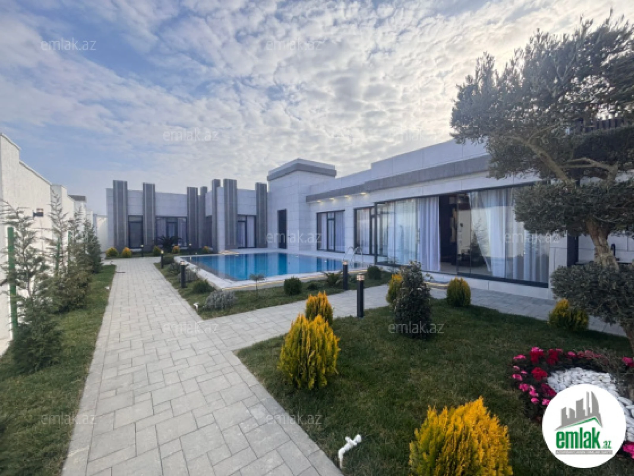 Satılır 5 otaqlı mənzil 250 m²