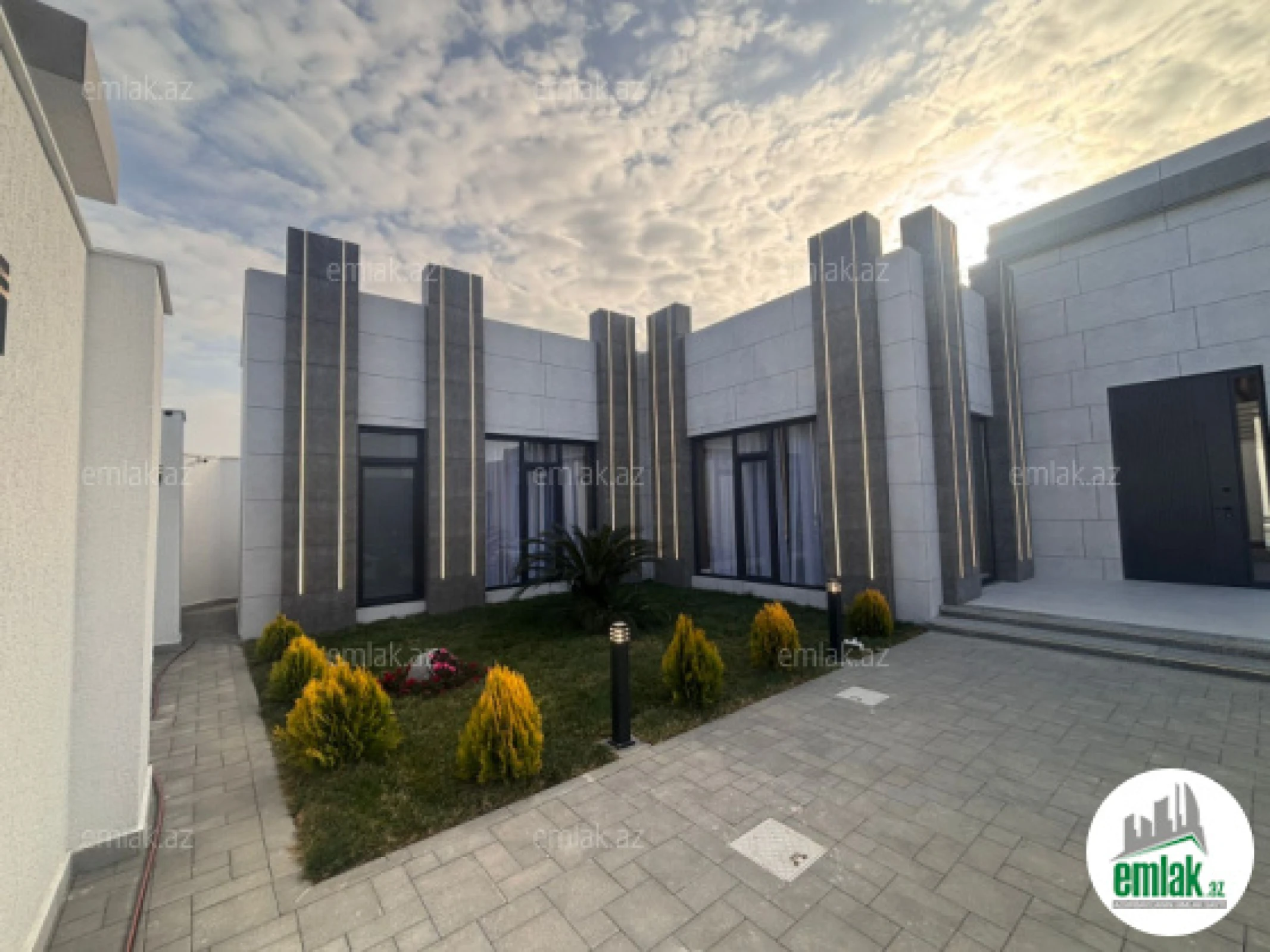 Satılır 5 otaqlı mənzil 250 m²