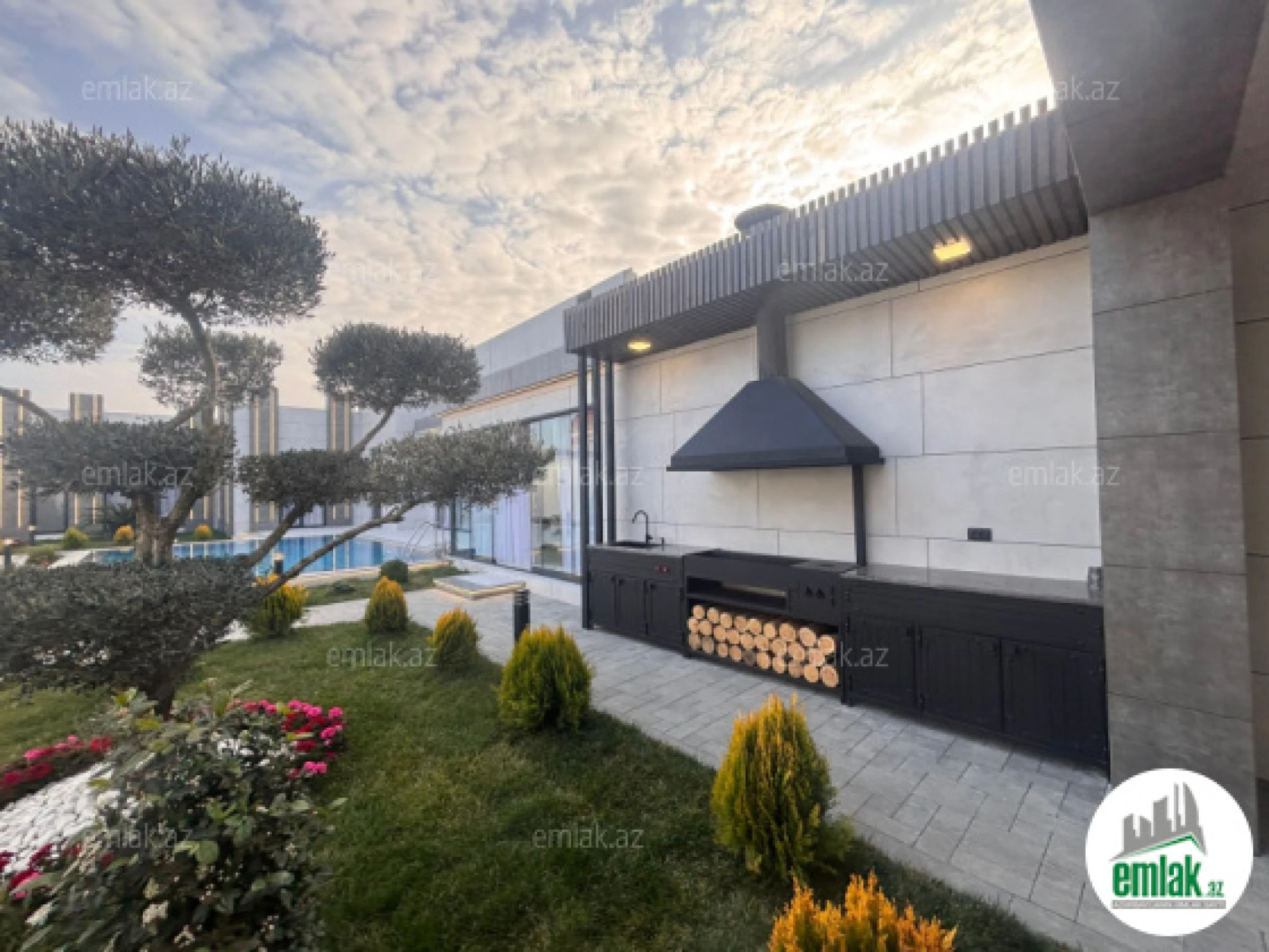 Satılır 5 otaqlı mənzil 250 m²