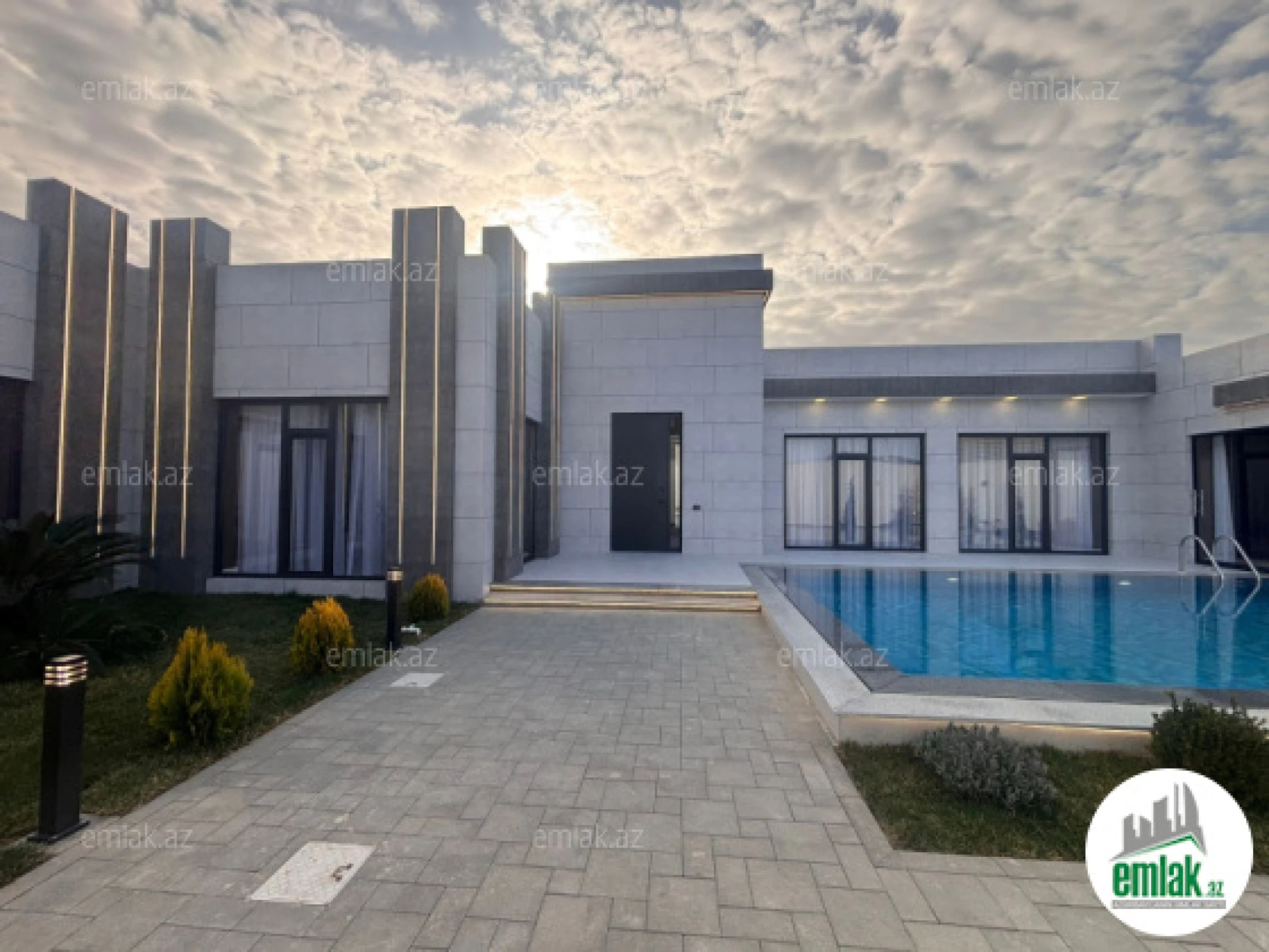 Satılır 5 otaqlı mənzil 250 m²