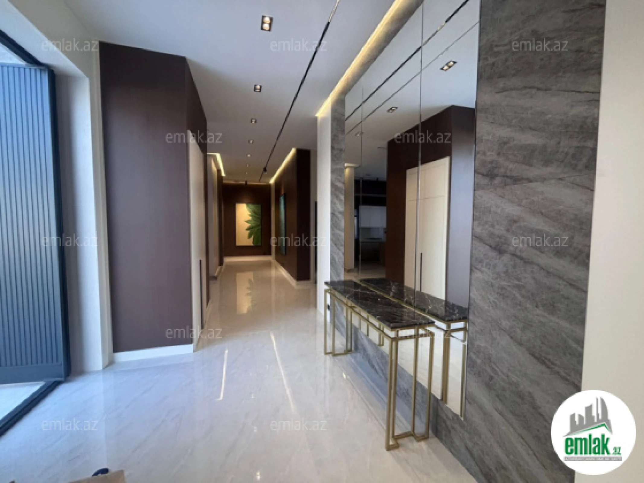 Satılır 5 otaqlı mənzil 250 m²