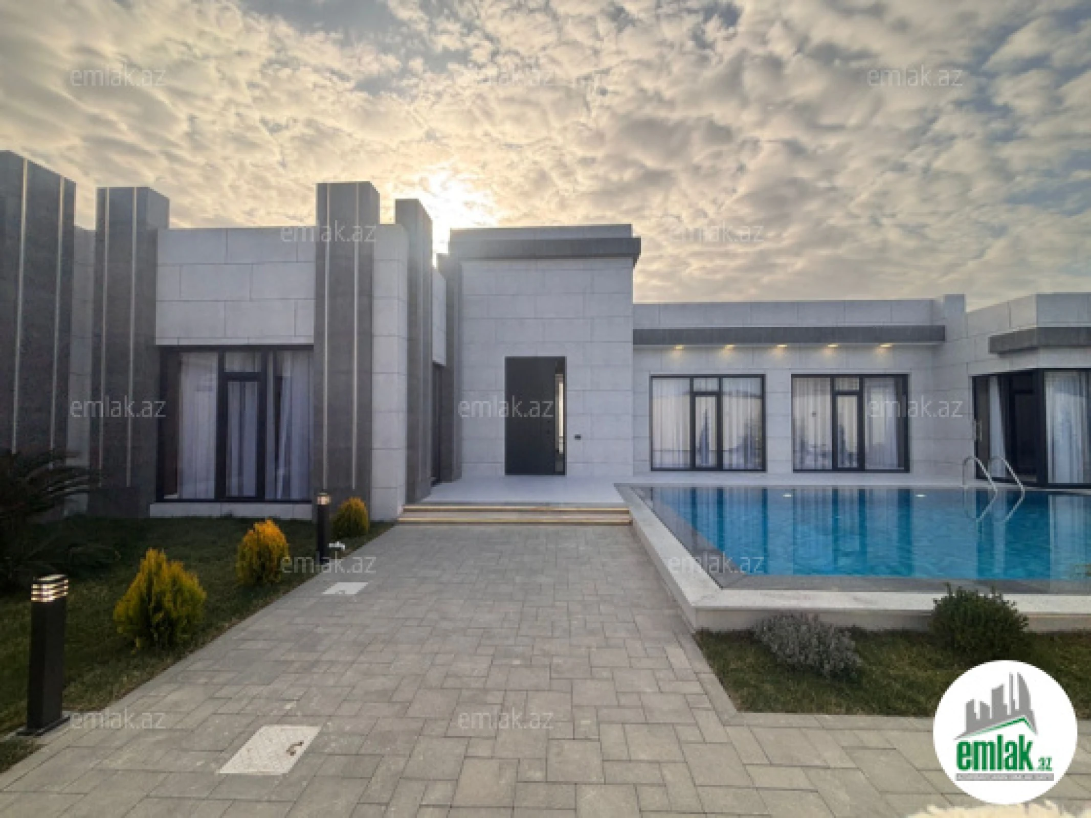 Satılır 5 otaqlı mənzil 250 m²