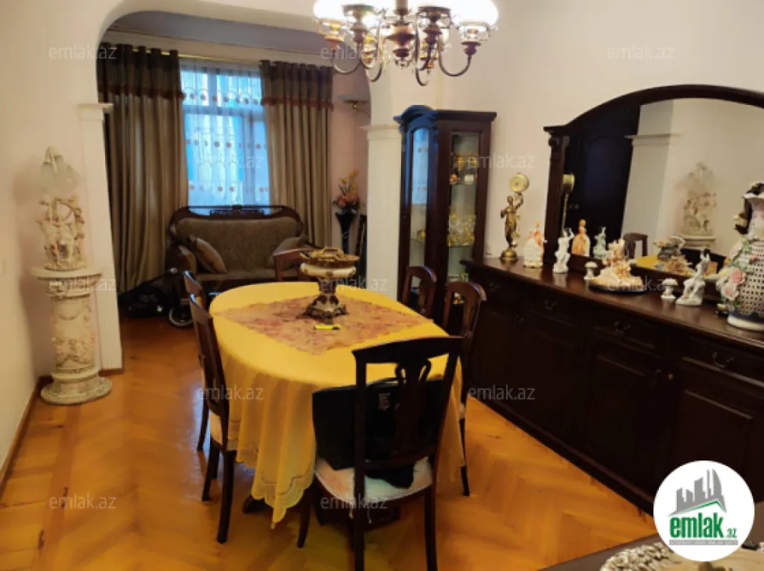 Satılır 4 otaqlı köhnə tikili 115 m²